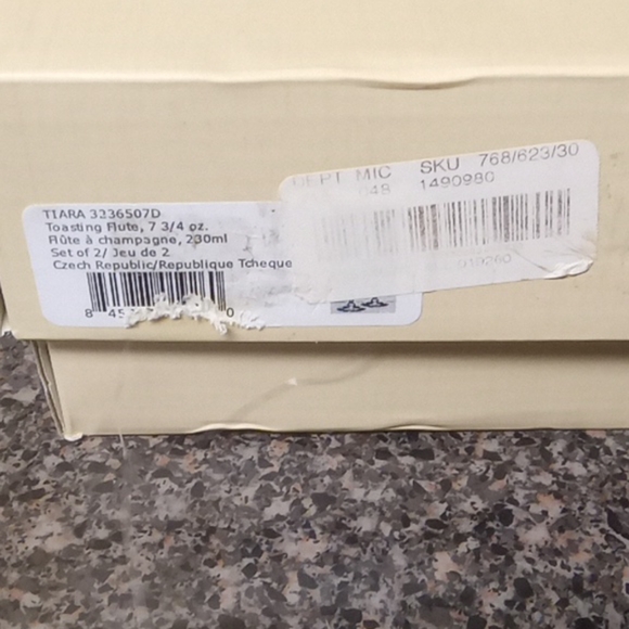 Set of 2 Oleg Cassini Tiara Toasting Flutes - Picture 4 of 5